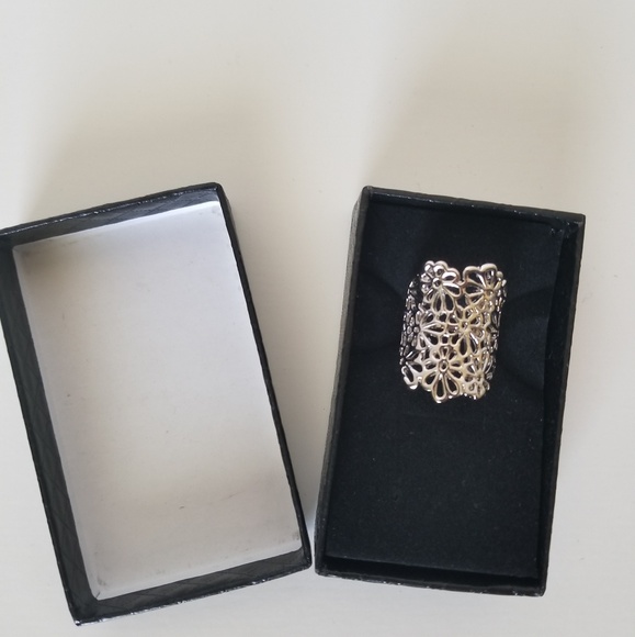 Suyi Jewelry - 💚 Suyi Ladies Hollow Flower Designed Ring